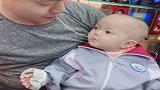 宝宝不吃，爸爸无奈时使出这招，看完憋住别笑！