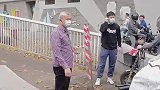 两男子拦住过路电动车，称想上人行桥道就得收5毛钱