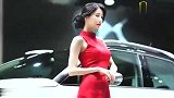 车展模特红色长裙加上高挑身材真的太美了
