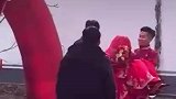 婚礼当天好兄弟帮忙接力抱新娘