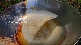 这样烹饪猪肠就是美味，荒野小哥大秀厨艺，味道感觉还不错