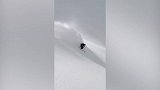 在一片纯白中“冲浪”!极限滑雪达人这操作有点秀啊