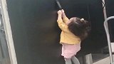 老公就进去试个衣服，女儿就这反应，一刻都离不了，不愧是小情人