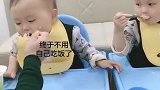 双胞胎兄弟俩，看把外婆哄的开心的，终于不用自己动手吃饭了