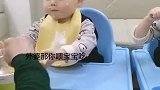 双胞胎兄弟俩，看把外婆哄的开心的，终于不用自己动手吃饭了