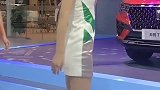 近距离观察车模小姐姐，身材和气质都好棒啊，好有范儿