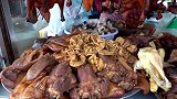 傍晚街头小食，街头剁碎的猪肉和鸭肉，柬埔寨街头小食