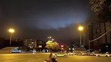 成都龙泉居民拍下夜空中不明发光体：长长一条浮动半空，不停变换