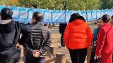 这里是衡阳市平湖公园火爆的“爸妈相亲角”，操心的爸妈操心的命