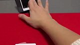 三张不相同的扑克，经过男子手里变成三条A