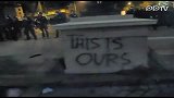 占领奥克兰：抗议者录像被防暴警察橡皮子弹击中