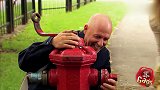 国外爆笑街头恶搞，路人帮拧消防栓遭算计，大水冲向婴儿车