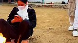 烤火还玩手机，必须制裁