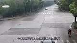 作死电动无视红灯，最终该来的还是来了，监控拍下生命最后时刻！