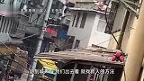 救人者回应撑床单接住棚顶坠落幼童：看到娃娃没事大家都安心了