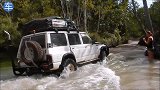 越野车怕水吗，车主把它开入河流，网友：这是船的发动机吧