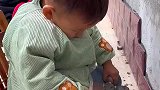 萌娃学姥爷贴墙砖，打灰排砖压缝动作娴熟