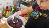 雪儿做红豆发面炸糕，金黄酥脆，里面香软甜糯，一家人吃得甜蜜