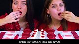 姐妹花吃漂亮的红色甜点，鲜艳的红色大嘴唇，吃着会是什么味道？