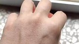 男子给牛投喂略微有点翻车牛