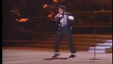 25岁的迈克尔杰克逊在演唱会上，尽兴的表演