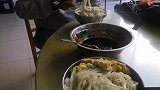 徒步西藏，早上大叔给我做面条吃，真的是满满的感动啊
