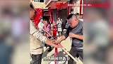 这才是过年该有的样子！湖北52口超级大家庭自办春晚，拼长桌宴围坐举杯其乐融融
