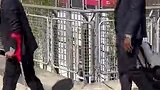 格纳布里拄着拐杖随队前往巴黎 为队友们加油助威