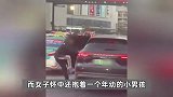 保时捷男子疑夫妻矛盾，车流中将母子俩强拽下车，杭州交警：危险、违法