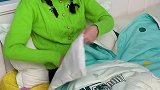 羽绒服破了洞，用这个贴一下就好了