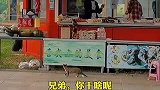 猫咪偷吃摊子上的烤肠，悄无声息动作专业，店主可能最后也发现不了