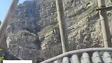 游客坐车拍摄悬空寺，围墙婉若游龙