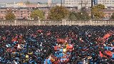 密密麻麻！杭州6万辆共享单车挤爆两大停车场