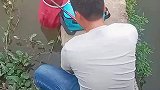 男子在河边钓一百多条鱼，问什么饵料却不肯说