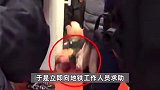 女子躺地铁车厢地上补觉连睡10站，被抬下车都还没醒：实在太困了
