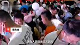 商场七夕节踩气球抢钻戒遭近千人哄抢，商场：活动顺利未发生踩踏