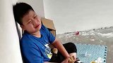 宠物小鸡去世，10岁小男孩伤心大哭3个小时