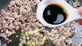 过年盘龙肉末茄子这样做，小哥又喝多了，真好
