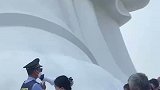 游客无秩序摸大佛脚，执勤民警都看不下去了