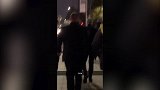 穆里尼奥步行赶往梦剧场视频曝光 保镖+警察身后护送
