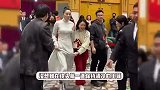 王菲陪谢霆锋看眼科被偶遇，全程挽手十分黏糊，天后向医生告状超可爱
