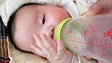 4个月的宝宝喝个奶就着奶瓶模仿起了吹竖笛的手势这也太可爱吧