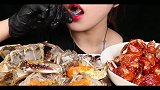 小姐姐吃新鲜肥美的酱油螃蟹和辣酱螃蟹，看起来也太棒了吧