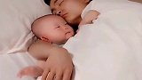 小家伙终于把爸爸哄睡着了，真棒，妈妈这就来抱抱你！