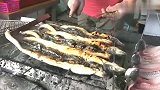 街头美食烤鳗鱼，外皮焦香肉质鲜嫩，内地烧烤摊基本没有