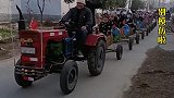男子用拖拉机改装小火车