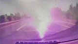 浙江宁波：闪电从天而降！高速行驶的车辆瞬间抛锚路中央