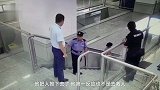 男子拒绝安检，劝说者被他推下楼