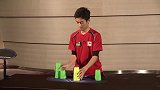 日本叠杯子达人上演蒙眼神技 这手速你比得了吗