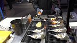 韩国明洞街江瑶贝烧烤，贝肉包裹芝士喷枪烤熟色香诱人！